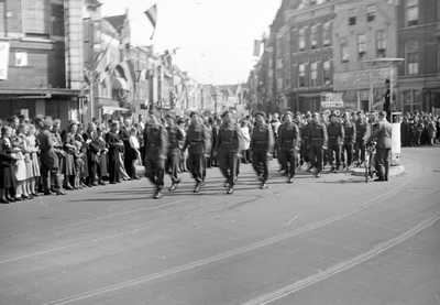 831674 Afbeelding van de Church Parade op de hoek van de Neude, Lange Jansstraat en Voorstraat te Utrecht.N.B. De ...